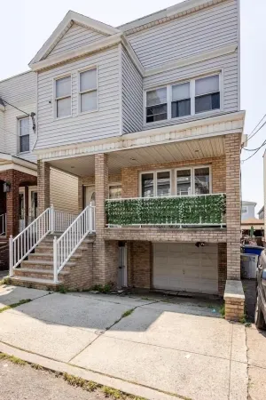 Free parking, Safe Area -close to NYC and Newark Airport,  2-bedroom apartment.