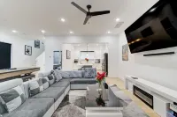 6BR Funhouse w/ Court, Pool Table Dining & TV in Every Bedroom