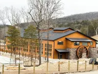 4-bedroom lodge in Tall Timbers Camp Resort w/ Private Hot Tub! Hollister, MO