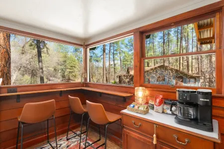 Pines near Courthouse / 3 King Bedrooms / fully fenced yard