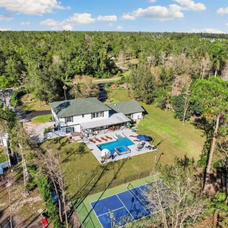 Luxurious 7-bedroom villa with pool/spa and pickleball court in fabulous Naples