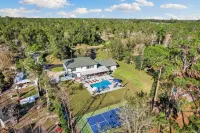 Luxurious 7-bedroom villa with pool/spa and pickleball court in fabulous Naples