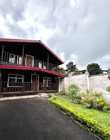 Immerse yourself in the serenity and natural beauty of our cozy mountain cabin Отели в г. Сан Исидро