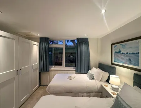 Panoramic estuary views - short walk to Aberdyfi village & its beautiful beach Отели в г. Aberdovey