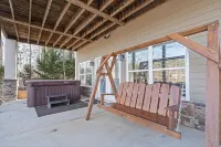 New Luxury Lakefront Home with Dock, Hot Tub, Fire Pit, SUP Boards and Kayaks!!