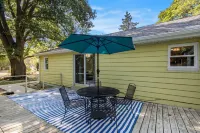 Charming 3-bedroom cottage nearby Lake Michigan beaches & restaurants