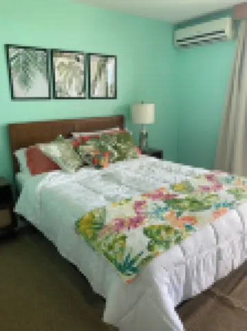 Charming beach front condo, Freeport ,Coral Beach, with AC/WiFi, salon/spa, pool