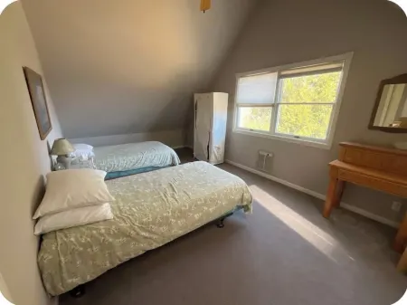 Charming 2-bedroom townhome with WiFi, AC in Harbor Springs