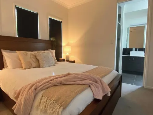 Luxury canal home with pontoon and pool. Direct access to Pumicestone passage.