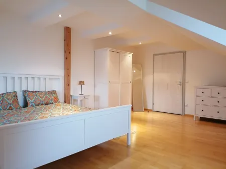 Spacious top-floor apartment in the suburban district of Grubweg