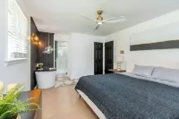 Indoor Heated Private Pool Home & Arcade in Lake Ariel Poconos with 7 beds Hotels in South Canaan Township