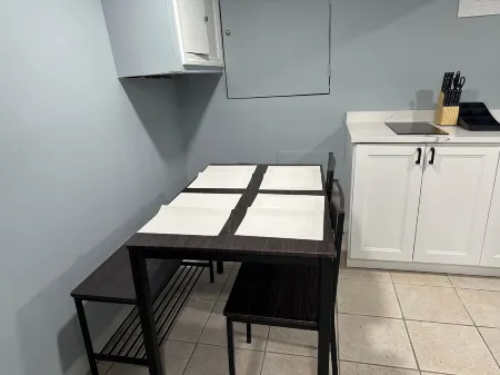 Cozy 2-bedroom apartment in welcoming West New York with WiFi, AC Отели рядом с достопримечательностью «Запад Нью Йорк Паркс Департмент»