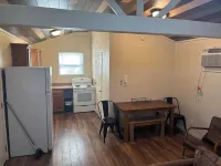 Cozy cabin with AC and WiFi in charming Warsaw near Truman Lake, MO