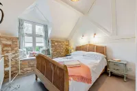 Charming cosy cottage w/babbling brook, in heart of the Cotswolds, w/parking.