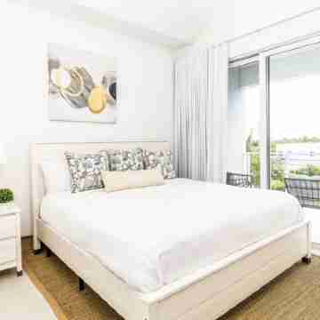 Charming 4-bedroom townhome with Pool, AC in amazing Grace Bay Rooms