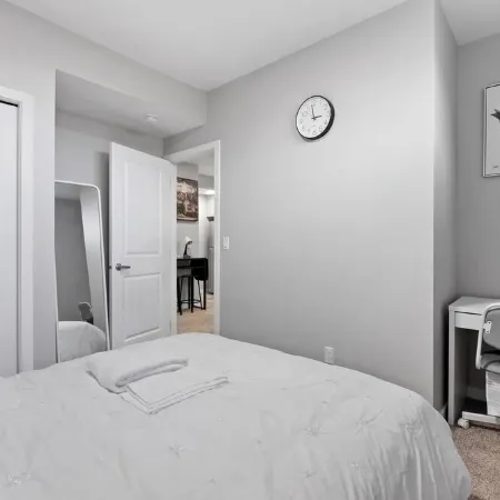 Modern & Cozy 1 Bedroom Suite in SouthWest Calgary - Free Parking + Fast Wifi