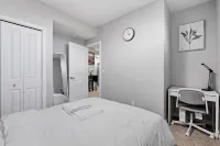 Modern & Cozy 1 Bedroom Suite in SouthWest Calgary - Free Parking + Fast Wifi