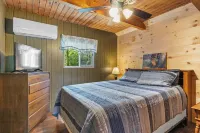 The Lake Escape - A Cozy Lakeside Cabin - Sleeps 8 - Grill, Kayak, Firepit