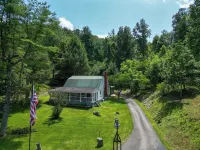 Charming 3-bedroom farmhouse with Hot Tub, WiFi and Fire Pit. Close to RRG