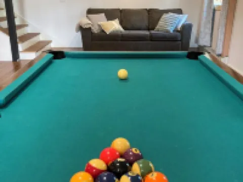 Expansive Kenai home near fishing, airport w/pool table, fire pit, gardens! Hoteles en Kenai