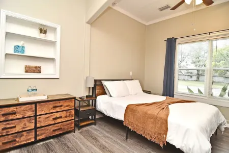 Private Studio on the Bike Trail Отели рядом с достопримечательностью «Winter Garden Art Association»