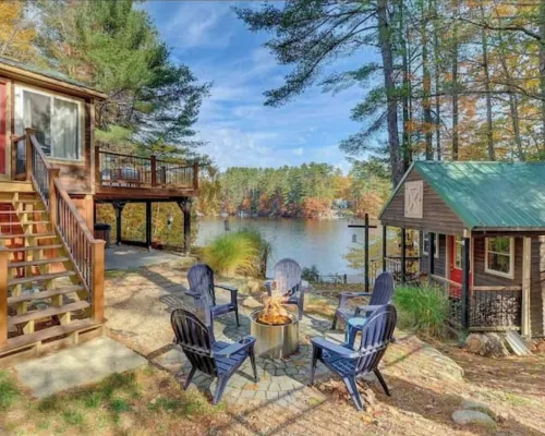 Stunning Waterfront Lake House! Hotels in Wakefield
