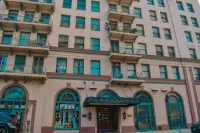 Chic Condo w Parking, AC and Steps to Beach and Convention Center