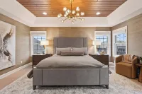 Luxe Spacious 5-bedrooms w/pool, hot tub, sauna, fenced, gourmet kitchen & more!