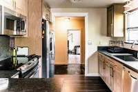 Modern Minimalist Home 4BR 5 Beds, AC Comfort & Wifi Hotels in Burlington