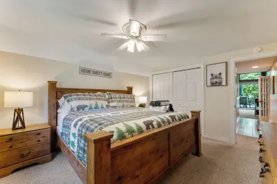 1 Min to Camelback! Creekside Firepit/BBQ Hotel in zona Pocono Premium Outlets