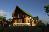 Beautiful Cottage in Rio Dulce Forest Farm  호텔