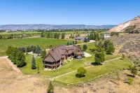 Relaxing 9,900 sqft 8B Rustic Estate on 40 acre Private Ranch with 2 Hot Tubs 대니얼 호텔