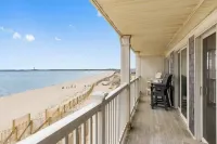 DIRECT OCEANFRONT YEAR ROUND!!! PRIVATE BEACH 2bedrm/2bath sleeps 6 park/4 cars Hotels in Truro