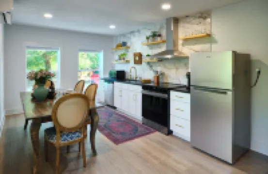 Luxury 1BR, Sleeps 4, Walk to stadium/downtown, Full kitchen, W/D