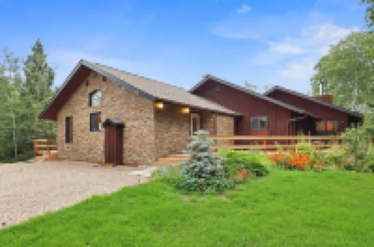 Cozy 3BR Lakefront Retreat Featuring Sauna, Hot Tub, Kayaks Hotels in 