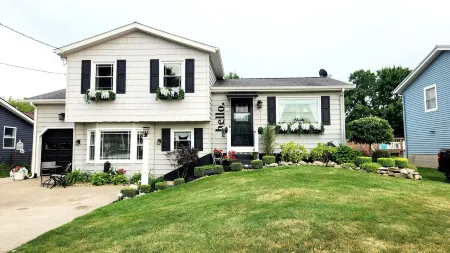 Chic and Spacious 3 bedroom home located 3.4 mi from downtown Erie, PA