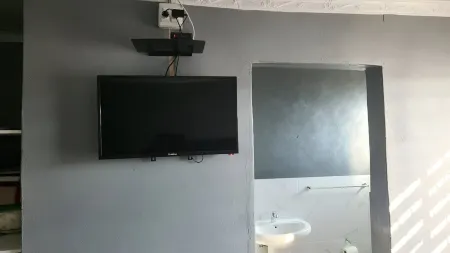 Monarca Inn - Gorgeous 10-bedroom apartment in Phuthaditjhaba Qwaqwa Makwane Отели в г. Qwa-Qwa