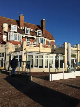 Large Victorian family home, hot tub, 5 min walk to beach, pets, sleeps 11, BBQ