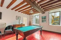 Large property with 2 houses and 1 heated swimming pool 1h20 south of Paris. Hotel a Estouy