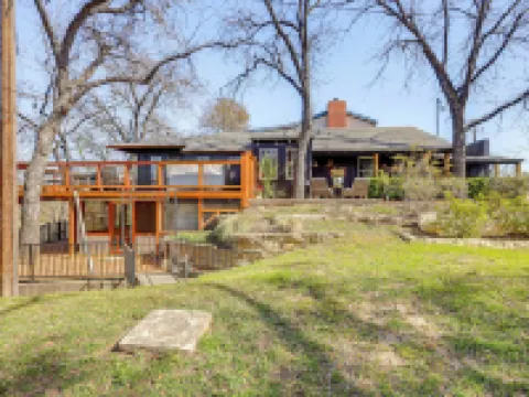 Creekside Cottage w/ Deck & Hot Tub in Belton Hotels in Belton
