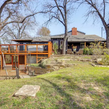 Creekside Cottage w/ Deck & Hot Tub in Belton