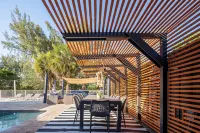 Heated Pool, Tiki Bar and Outdoor Cinema - Elegant Beachfront Oasis