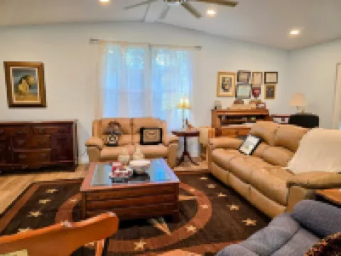 Charming 2-bedroom barndominium in marvelous Stephenville with AC, WiFi