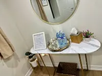 "Modern & Bright 2BR Retreat in Pickering – 12 mins from Waterfront Hotels in Pickering