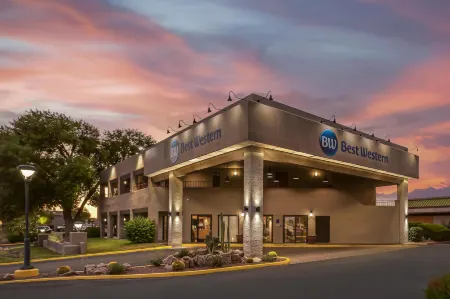 Best Western InnSuites Tucson Foothills Hotel  Suites Отели рядом с достопримечательностью «Тохоно Чул | Гарденс, Галлерис, энд Бистро»