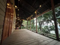 REEF HOUSE: Waterfront, Caribbean Paradise Jungle Cabin in Bastimentos w/ AC