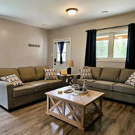 Thunder Bay Retreat, beautiful property with trails. Close to all anemnities.