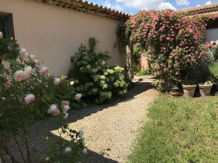 Authentic provencal country house w/ private pool in walking distance to market