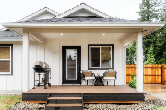 NEW - Downtown Forks, Hot Tub, Fire Pit, EV, Games