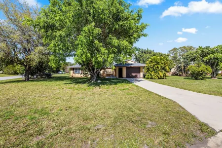 Cozy 3BR Vero Beach Retreat 10 Mins to Beaches. Early Check-In & Late Check-Out!